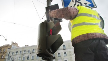 В Петербурге отмоют светофоры и дорожные знаки