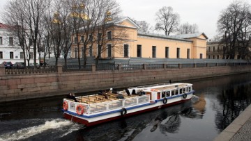 Речной трамвайчик на канале Грибоедова