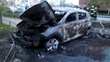 Два авто сгорели сегодня утром во дворе дома на Богатырском