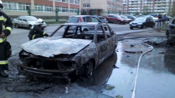 Сгоревшие автомобили на Богатырском проспекте