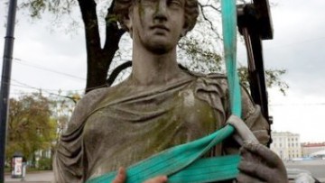 Увозят скульптуру Флоры из Александровского сада