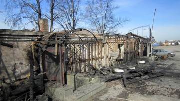 Сгоревшее кафе Причал-17 на Октябрьской набережной