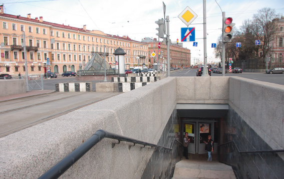 Площадь Труда, подземный переход, торговый центр