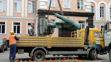 У Невского завода демонтировали памятник Ленину, проспект Обуховской Обороны, 51