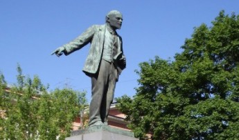 Скульптура Владимира Ленина, установленная перед зданием Невского завода на проспекте Обуховской обороны, 51