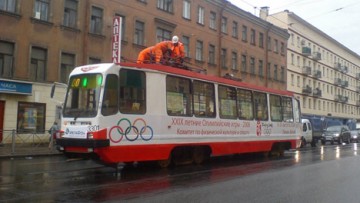 Сегодня по Петербургу начнет курсировать «Олимпийский трамвай»
