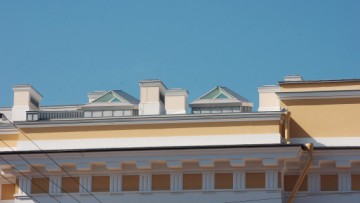 На крыше Главного штаба появились стеклянные теплицы