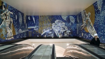 Мозаика на станции метро Международная над эскалаторами