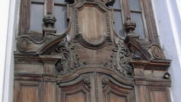 Парадные двери Смольного собора