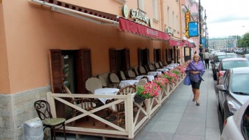 Летнее кафе ресторана Серафино на проспекте Чернышевского