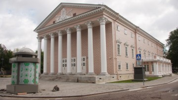 Отреставрированный Каменноостровский театр на набережной Крестовки