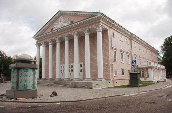Отреставрированный Каменноостровский театр на набережной Крестовки