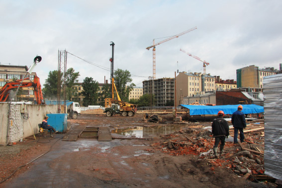 Площадка снесенного завода на Киевской