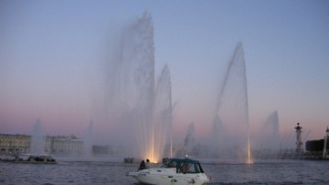 Плавучий фонтан на Неве