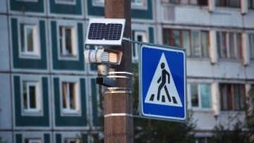 Знак пешеходного перехода со световой индикацией и солнечной батареей