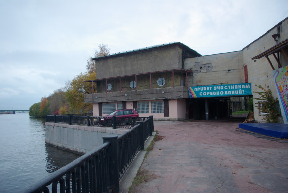 Здания на территории «Динамо» на берегу Малой Невки