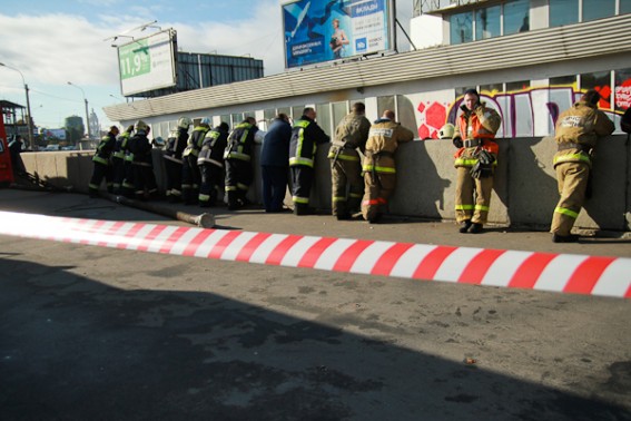 Пожарные у тонущего дебаркадера «Парус»