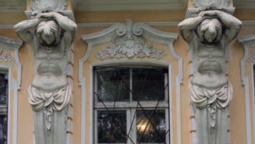 Фасад собственной дачи в Петергофе
