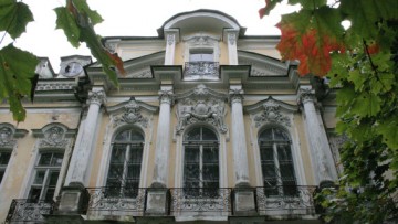 Фасад собственной дачи в Петергофе, Собственный проспект