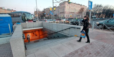 Площадь Труда, спуск в подземный переход