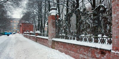 Ограда сада Девятого Января вдоль Кировской площади