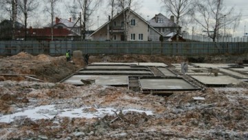Строительство первого дома в поселке Новоселье