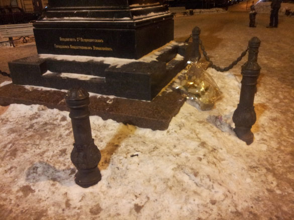 Оторванные цепи ограды памятника Пушкину на Пушкинской улице