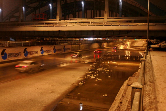 Вода в тоннеле под Американскими мостами
