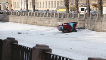 Лодка на льду на канале Грибоедова