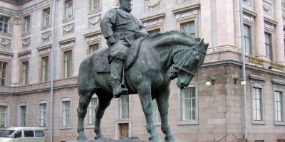 Памятник Александру III у Мраморного дворца