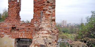 Кудрово, руины помещичьей усадьбы, вид на город Кудрово, руины помещичьей усадьбы, вид на город
