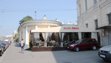 Незаконное летнее кафе «Мама Рома» на Фонтанке