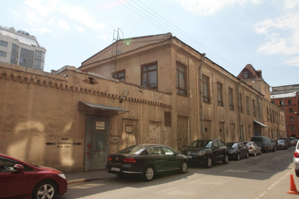 Смолячкова, 6, исторические здания со стороны Ловизского переулка