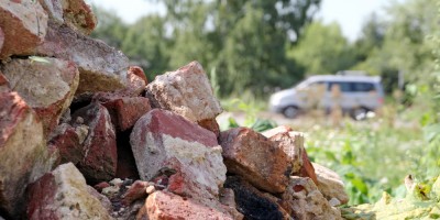 Остатки исторического дома в Кудрове, кирпичи