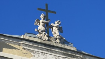 Скульптуры на католической церкви
