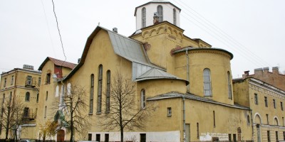 Церковь Петра, митрополита Московского, на углу Роменской и Днепропетровской улиц, в 2007 году