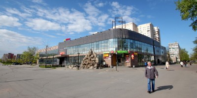 Колпино, торговый центр Нева на улице Веры Слуцкой