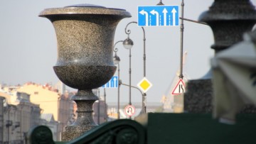 Порфировая ваза на Адмиралтейской набережной