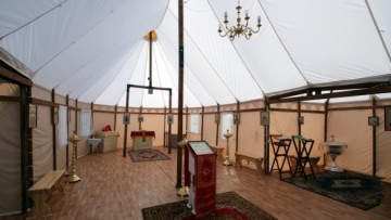Интерьер церкви-палатки