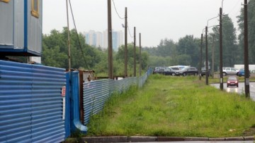 Строительный забор на улице Чекистов