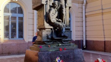 Памятник русской гвардии перед Витебским вокзалом