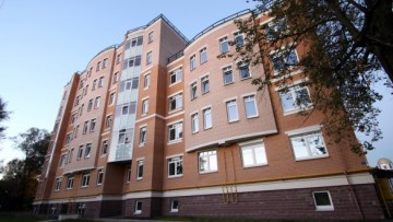 Новый дом на углу Конюшенной и Правды в Павловске
