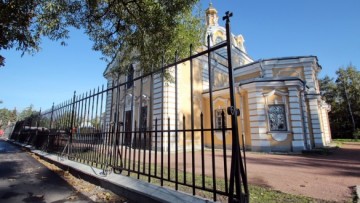 Ограда возле Свято-Троицкого храма в Красном Селе