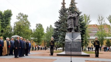 Памятник морякам полярных конвоев