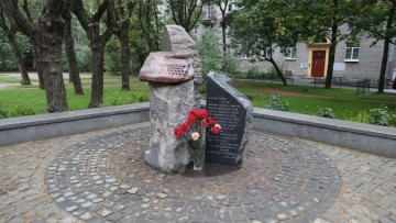 Памятник Ольге Берггольц на Черной речке