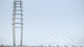 Местный эитель смотрит на новый мост