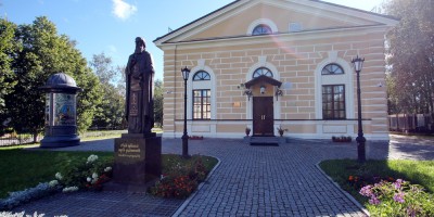 Пушкин, церковь Сергия Радонежского, памятник