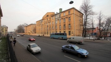 Средний проспект, административный и жилой дом трампарка