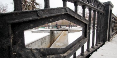 Ограда моста на улице Воскова