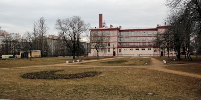 Сквер и школа на Санкт-Петербургском шоссе, 102а, в Стрельне